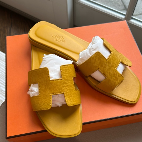Brand new hermes oran sandals yellow Epsom 39